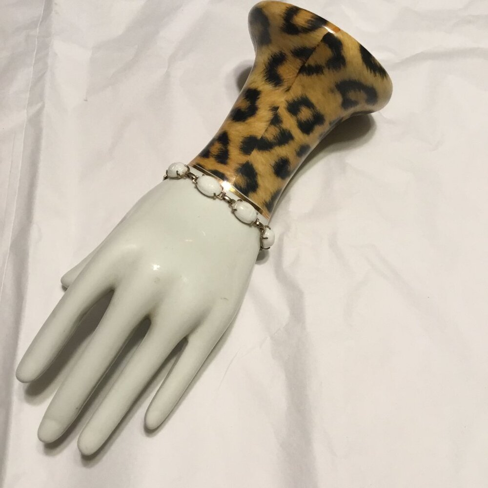 Very lovely and vintage white scarab bracelet w/ safety chain - Picture 5 of 9
